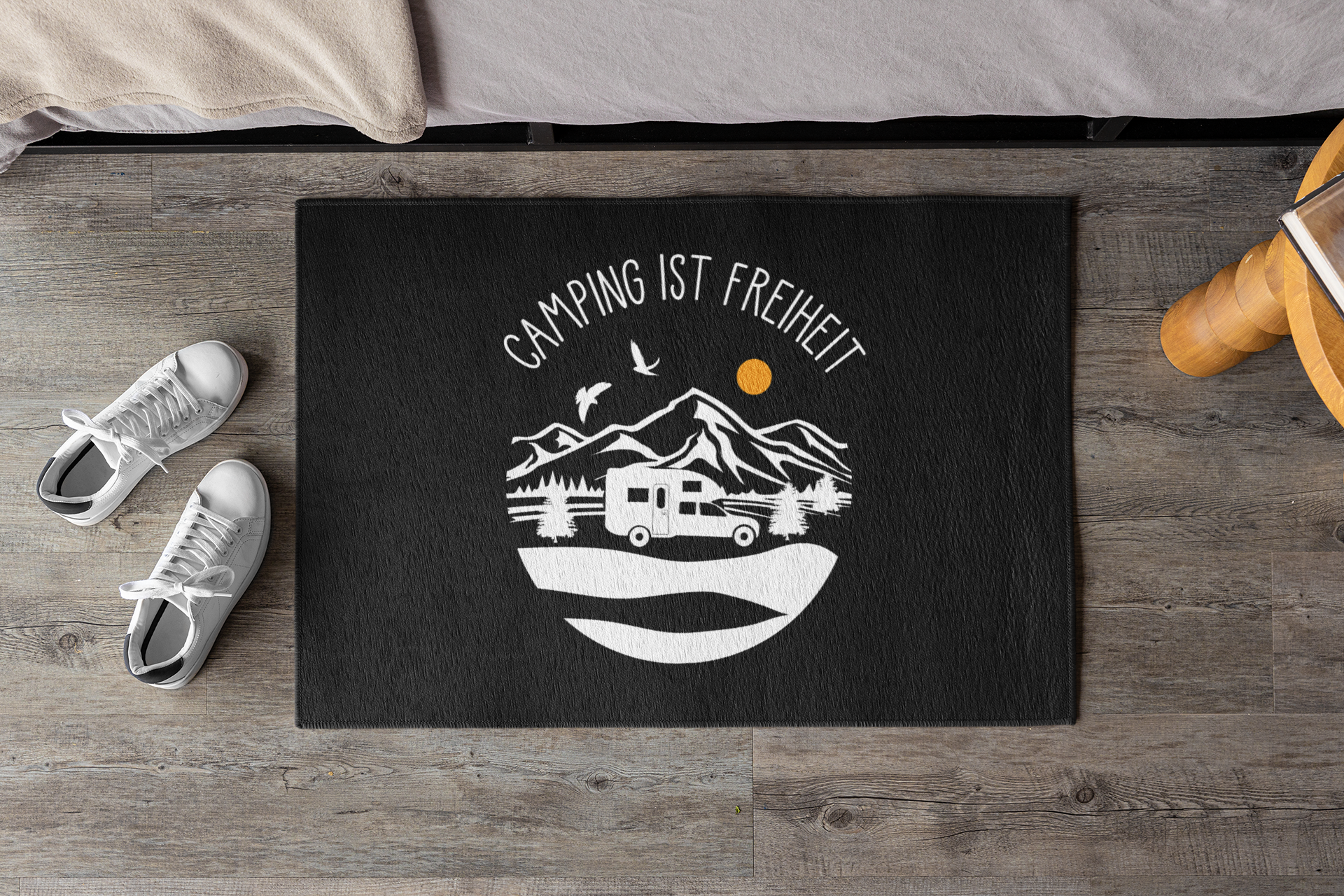 Camping ist Freiheit  Fußmatte mit Gummirand -  –  Campingunddu