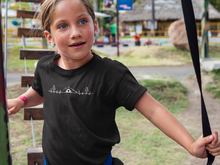 Lade das Bild in den Galerie-Viewer, Herzschlag Zelt  - Kinder T-Shirt
